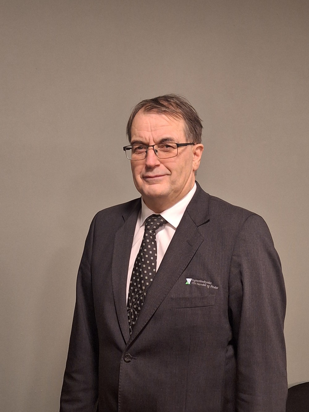 Sol skinner over gravsteiner på gravplass