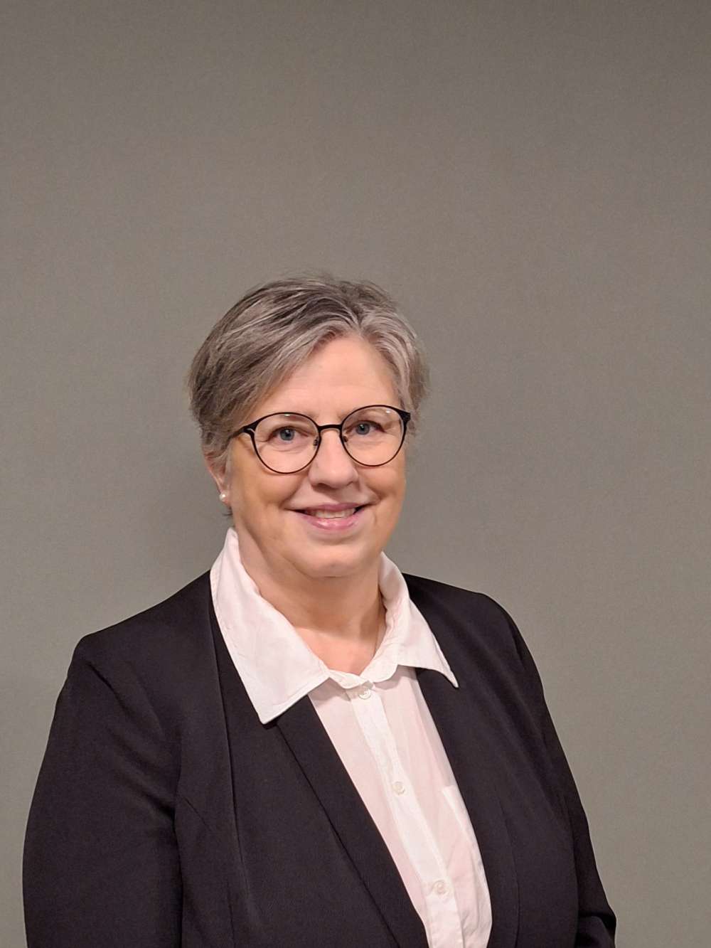 Sol skinner over gravsteiner på gravplass